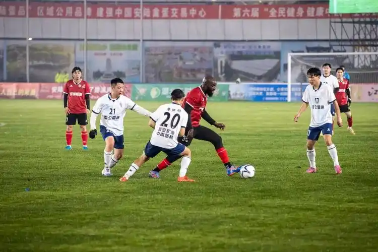 欧冠对决：巴黎圣日耳曼 VS 利物浦